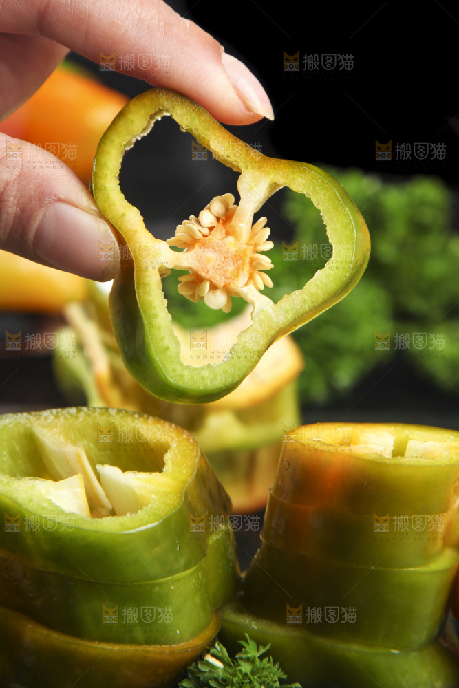 手里拿着大辣椒