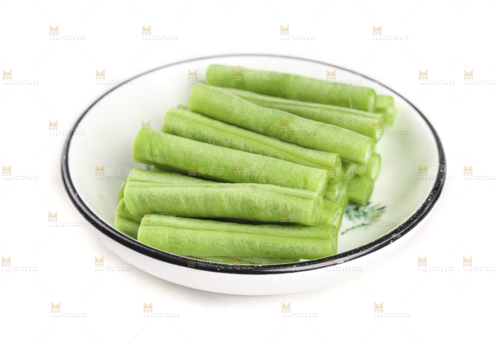 白底上放着一盘长豆角