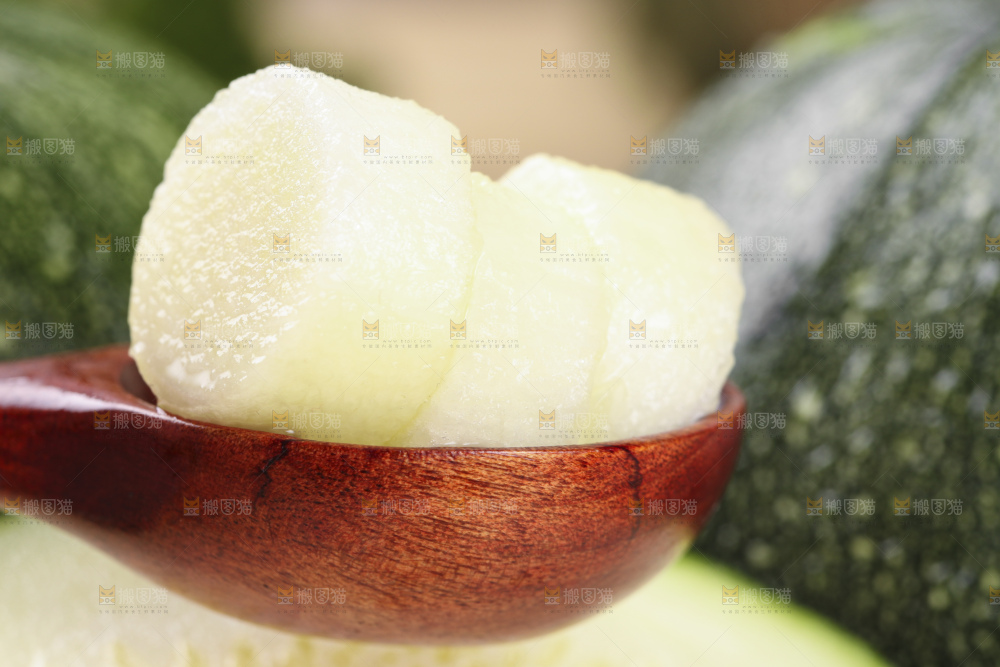 勺子里的嫩南瓜果肉
