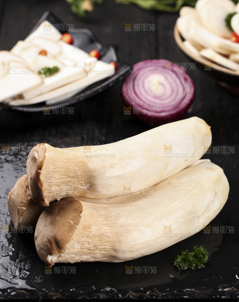 黑石板上的杏鲍菇