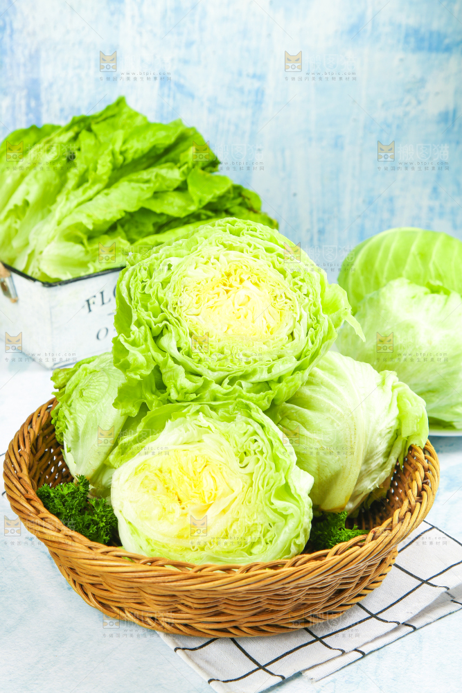 篮子里放着圆生菜