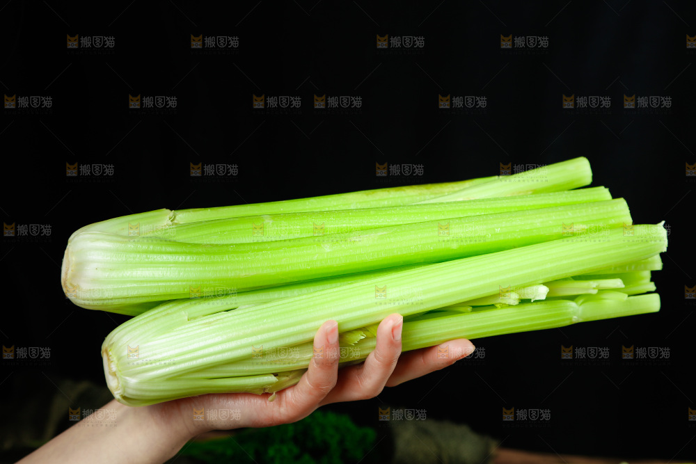 深底上放着洋芹菜