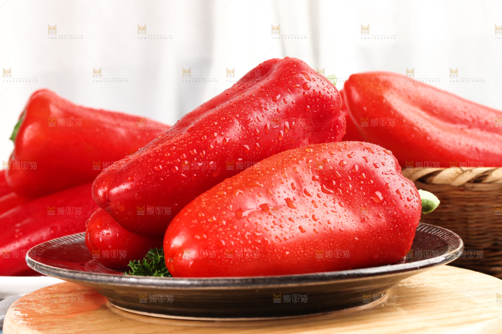 盘子里的大红辣椒