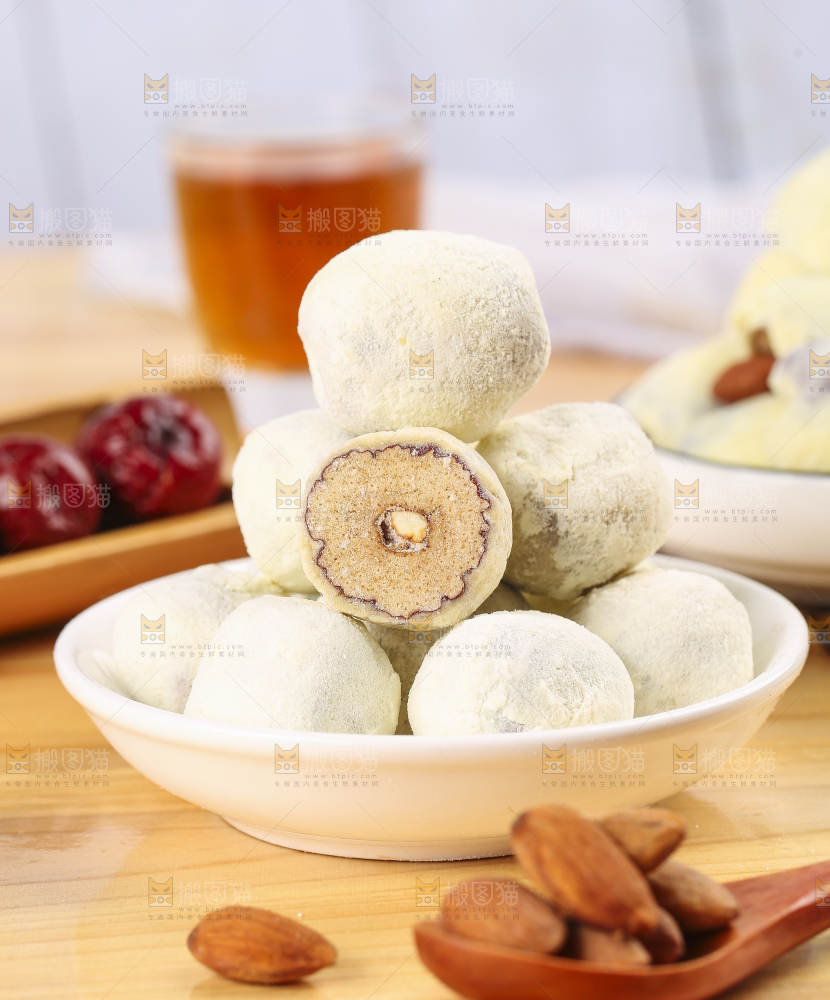 木底上放着一碟杏仁奶枣