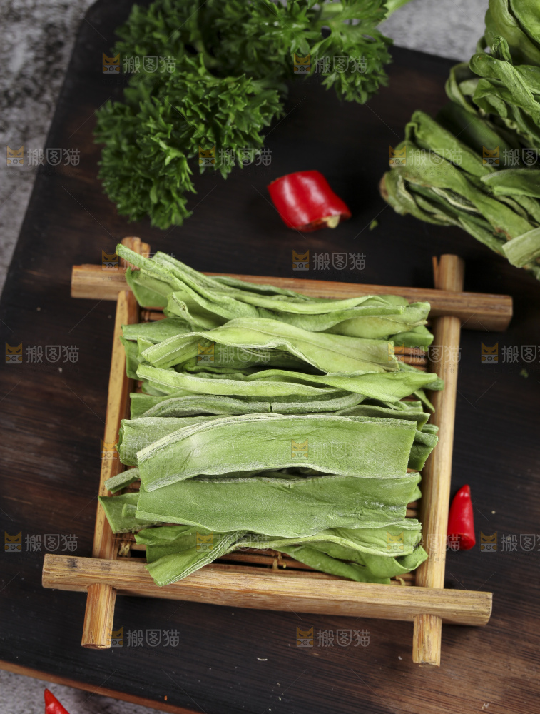 木板上摆放着苔干