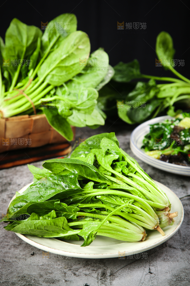 木板上放着绿色菠菜