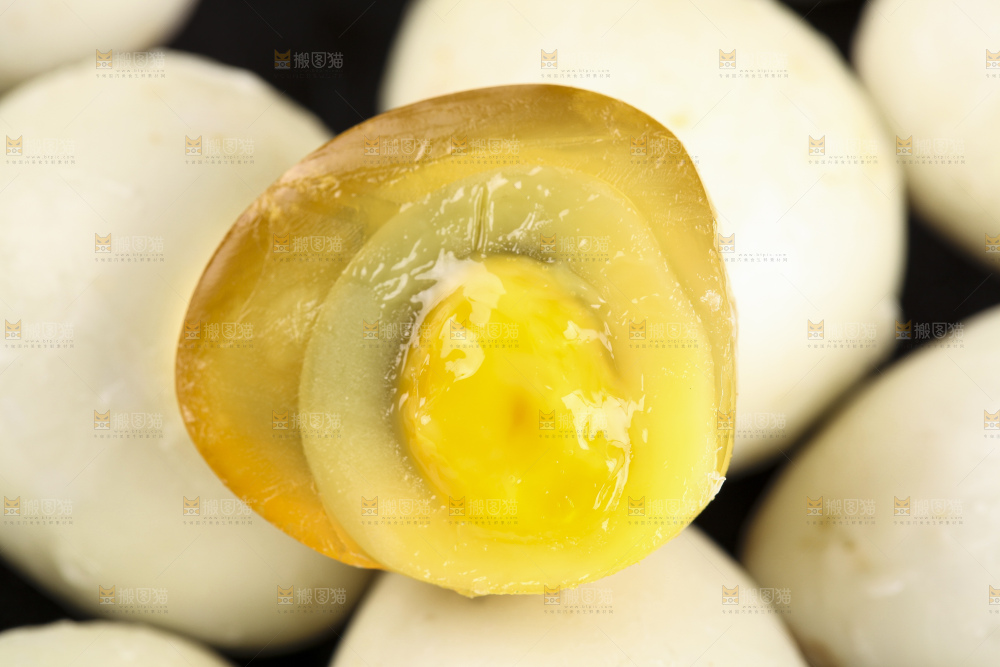 盘子里装着溏心珍珠小皮蛋