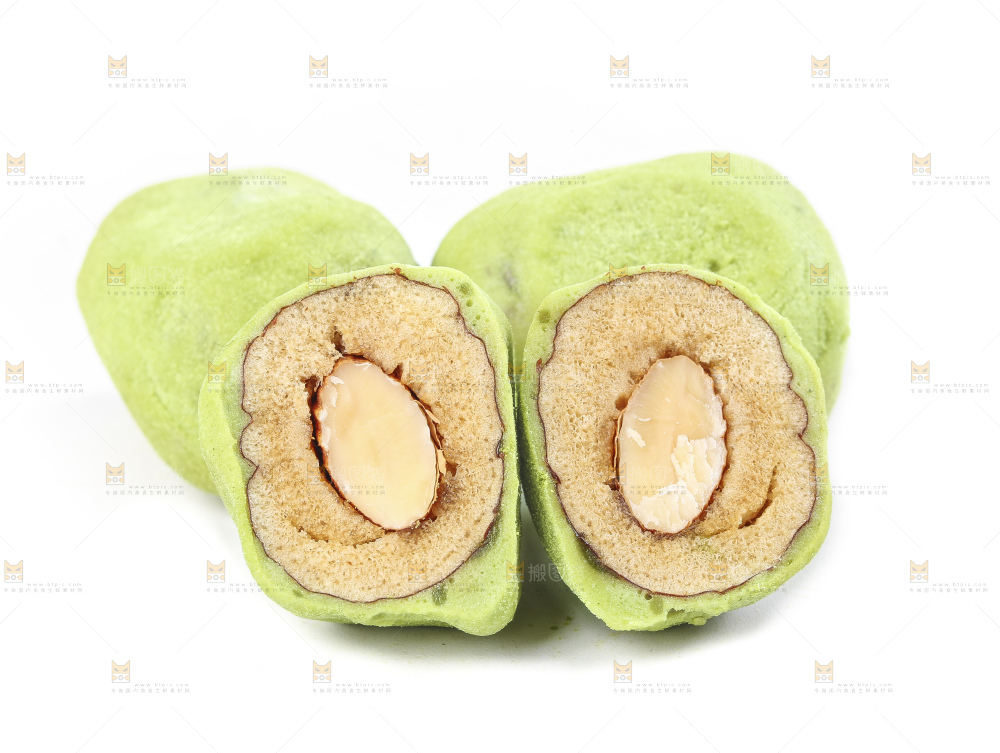 切开的抹茶味奶枣放在白底上