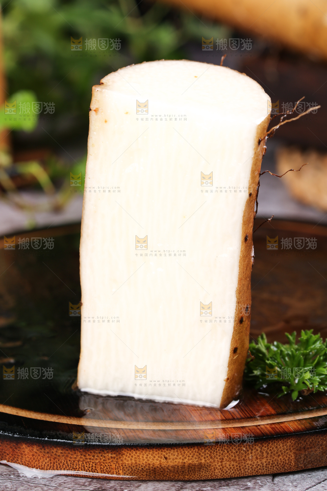 石板上摆放着白玉山药