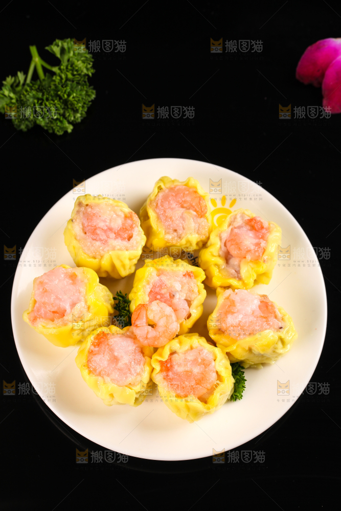 盘子里装着手工烧麦