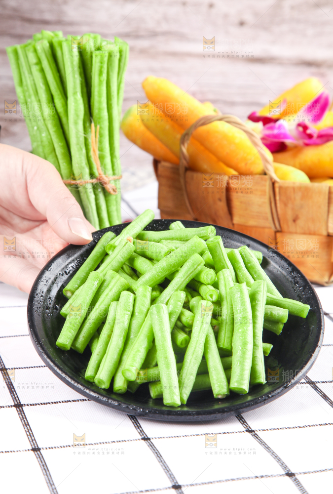 盘子里装着豇豆角