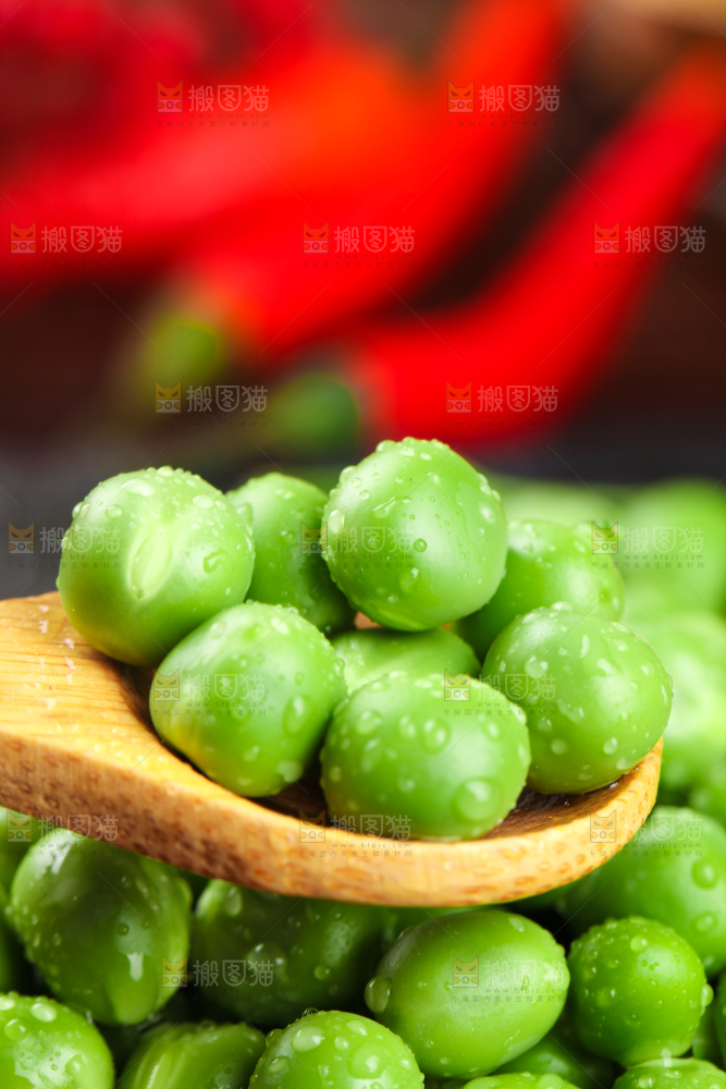 勺子里的新鲜豌豆粒