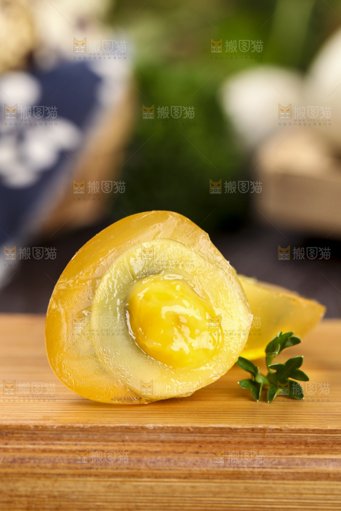 盘子里装着溏心珍珠小皮蛋