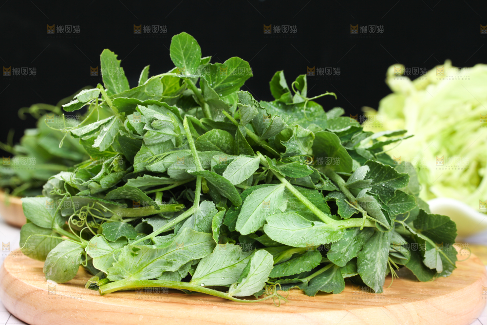 木板上放着农家豌豆尖