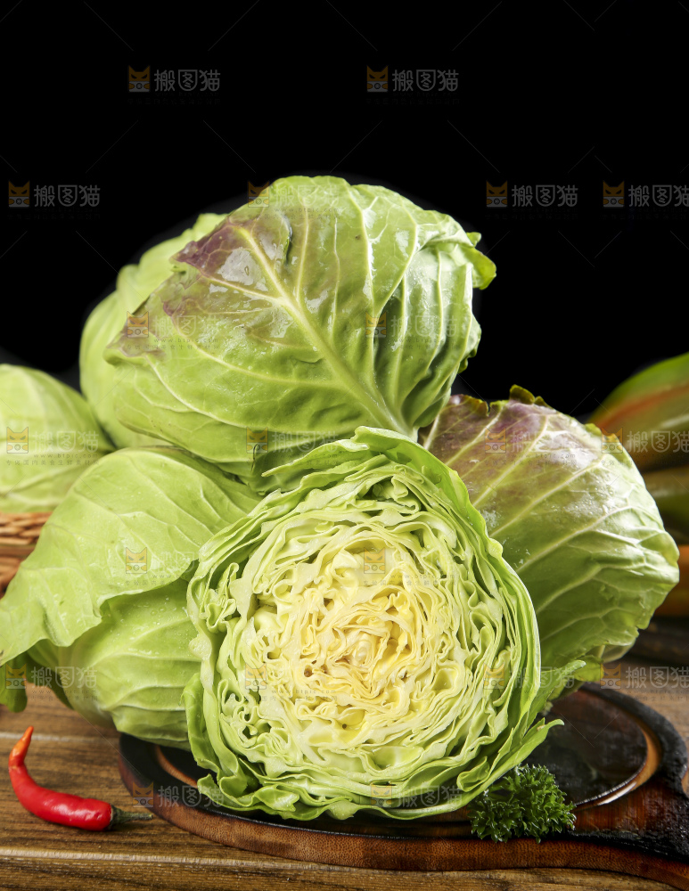 木板上摆放着卷心菜