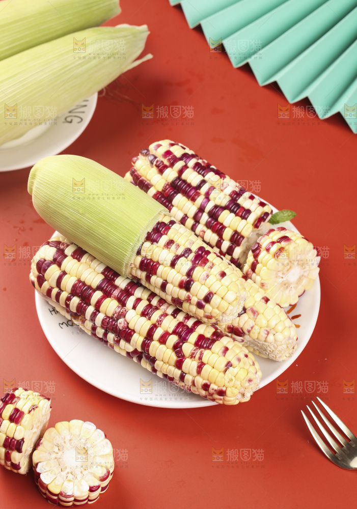一盘剥皮的花糯玉米放在浅底上