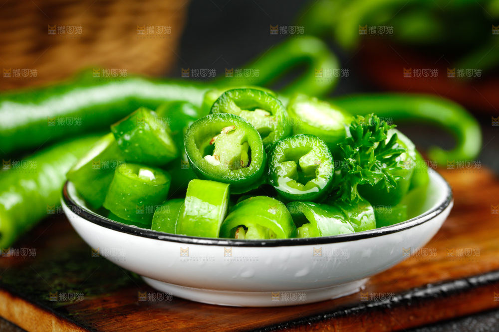 黑底上的新鲜青线椒