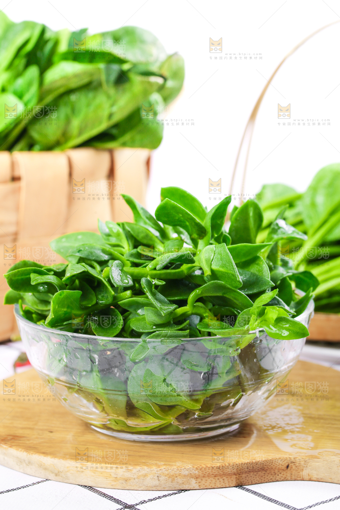 木板上摆放着田七草