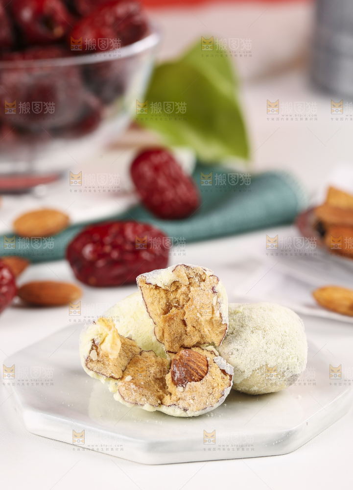 石板上的掰开的奶枣
