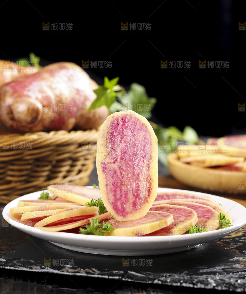 黑石板上的新鲜土豆