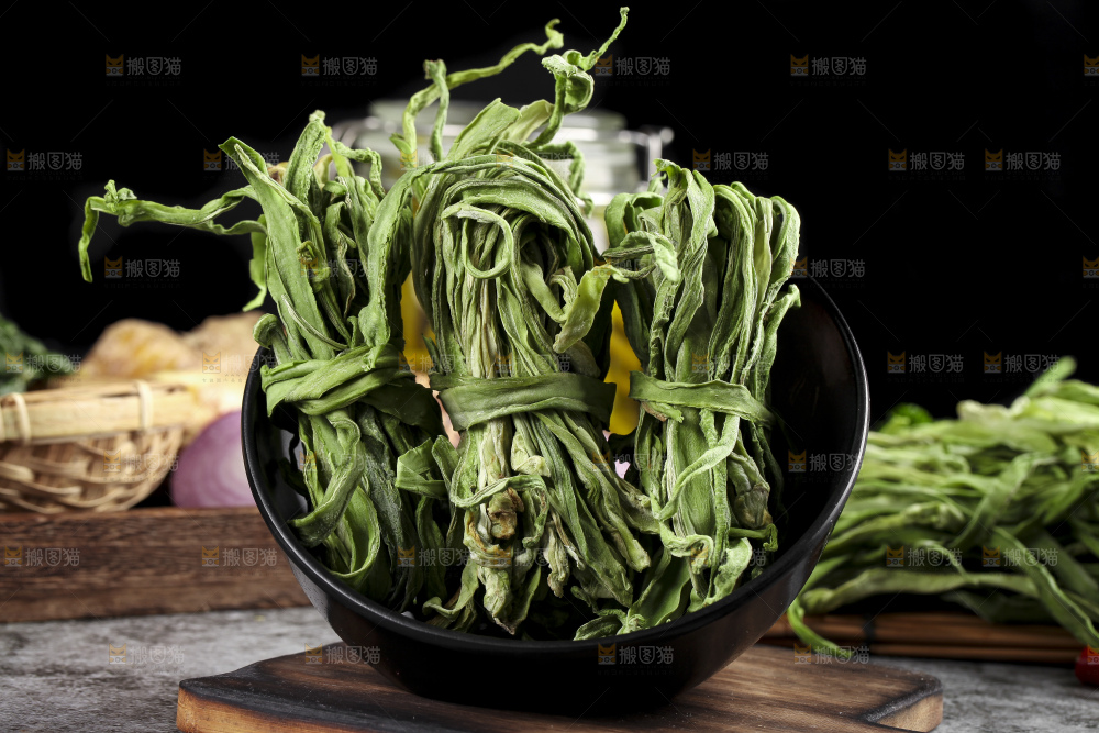 深底上放着干苔菜