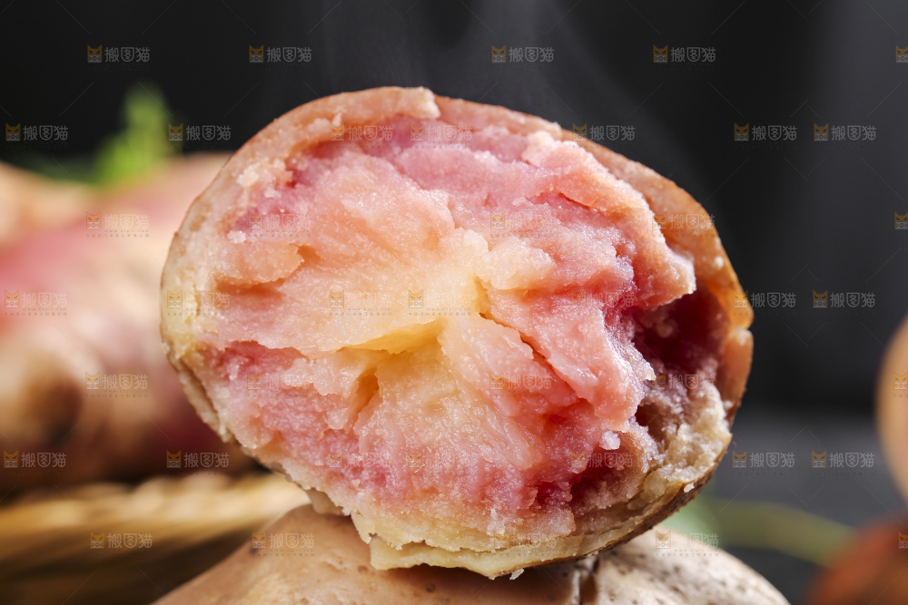 手里拿着彩色土豆