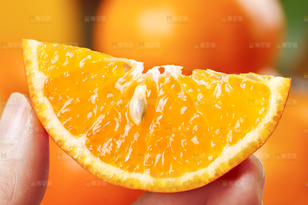手拿切开的皇帝柑