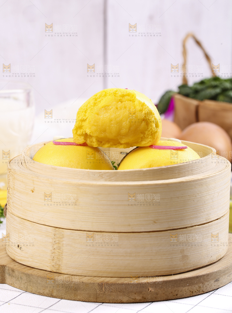 蒸笼里装着卡通小黄人包子