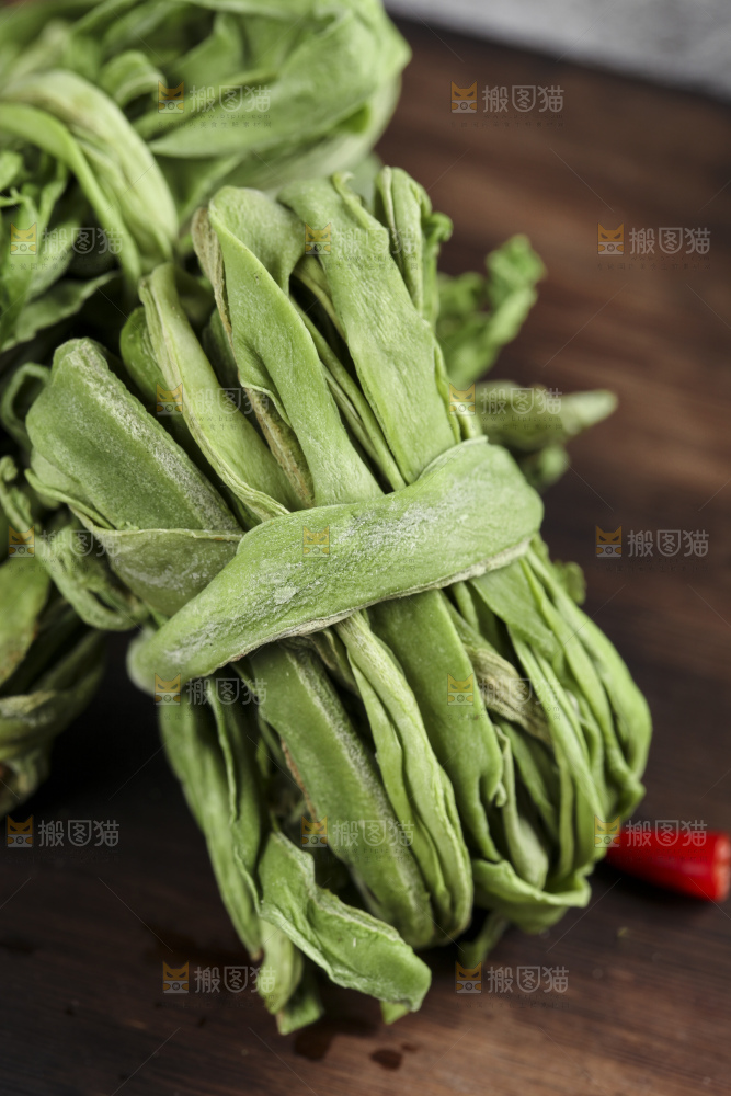 木板上摆放着苔干