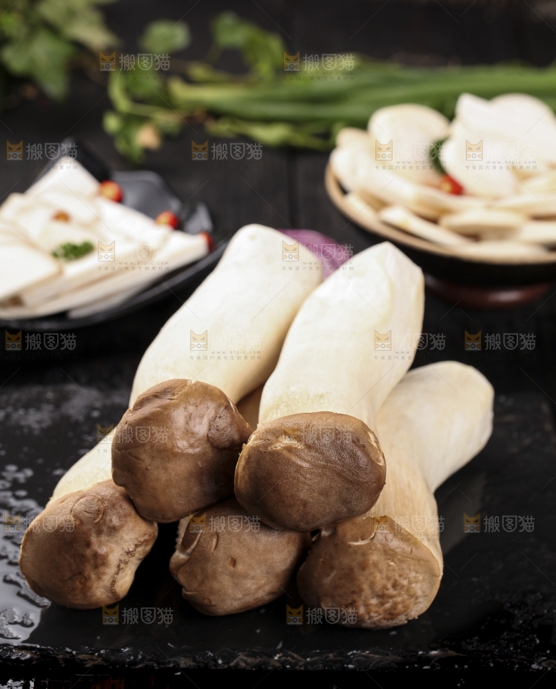 黑石板上的杏鲍菇