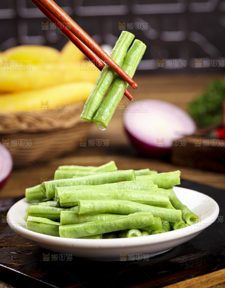 盘子里装着农家长豆角