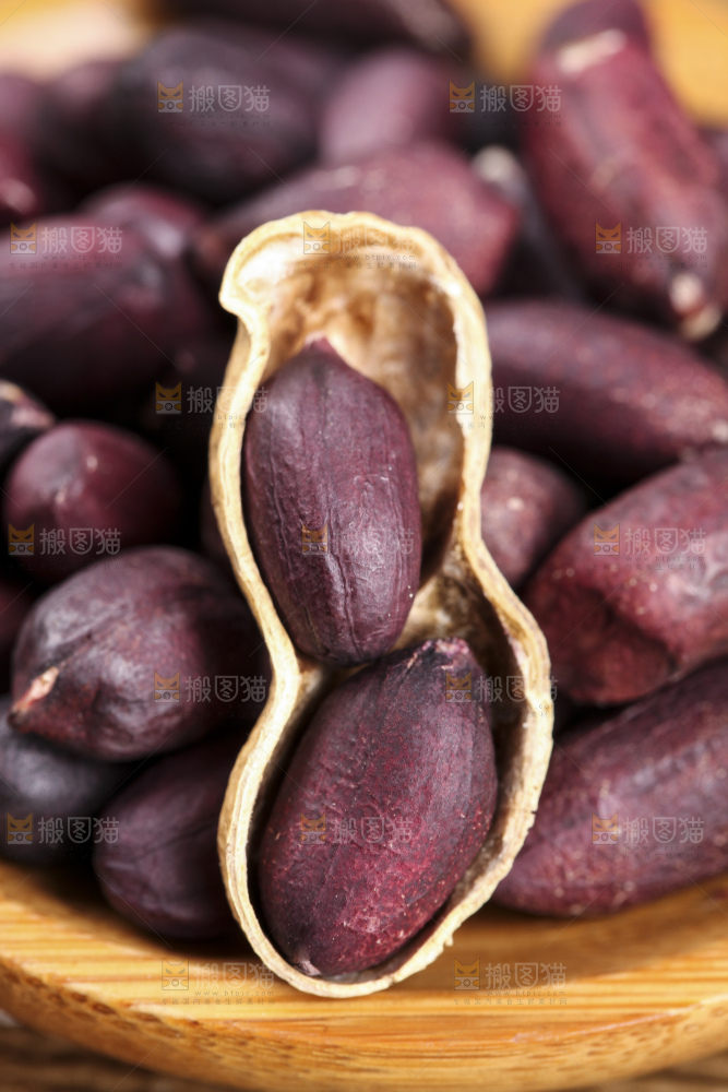 木板上的紫皮花生