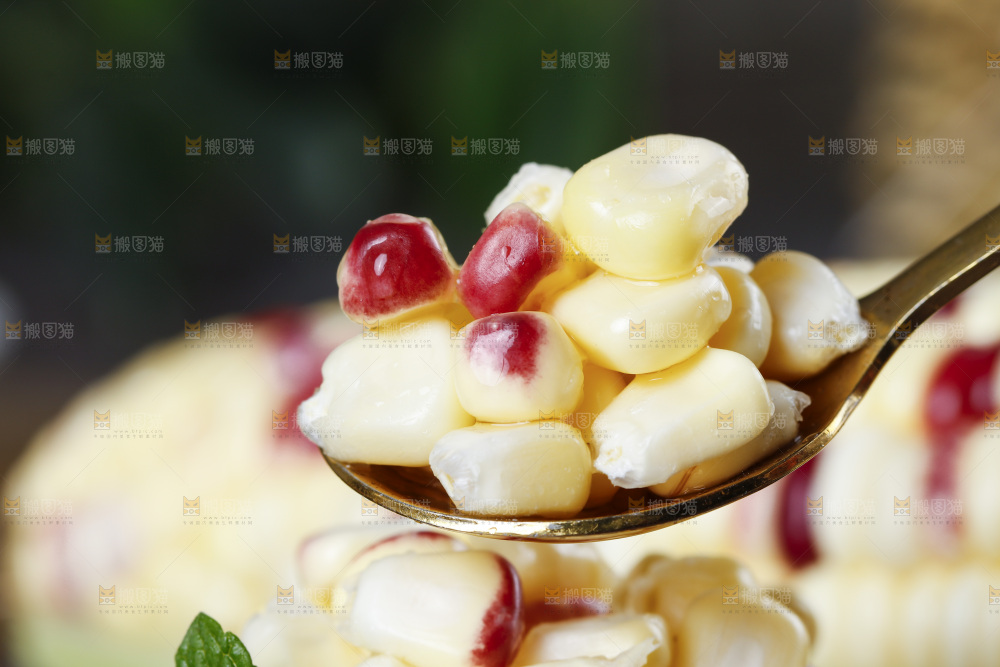 勺子里的花糯玉米粒
