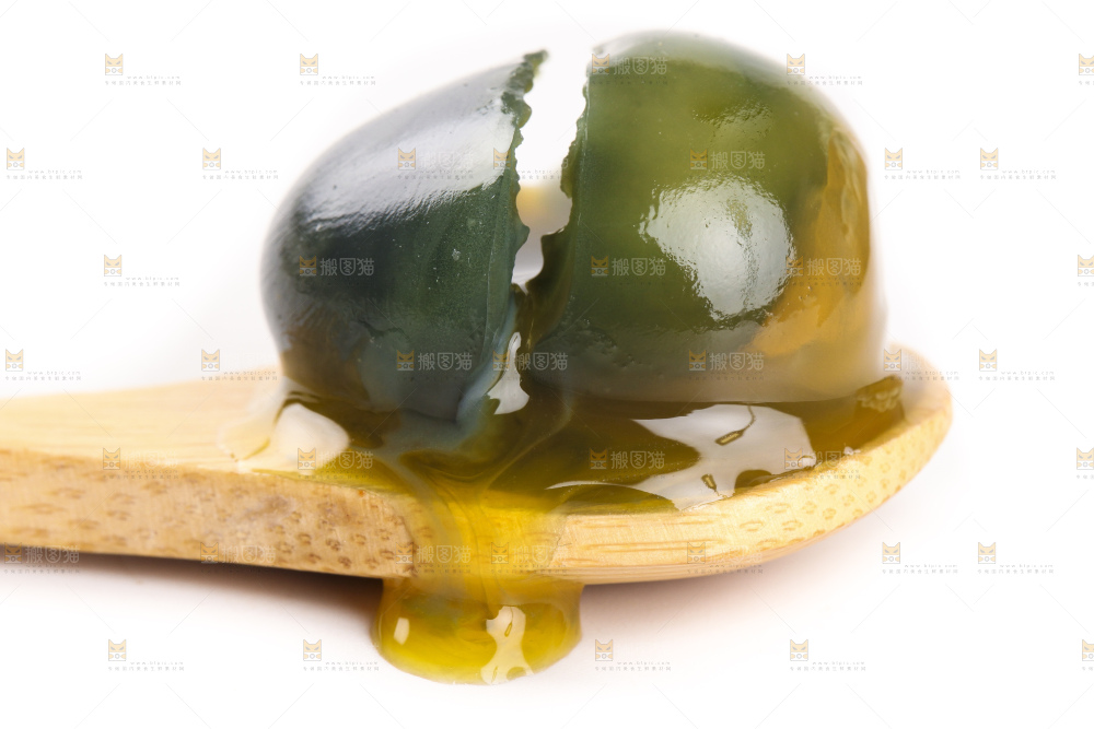 白底上放着新鲜鹌鹑皮蛋