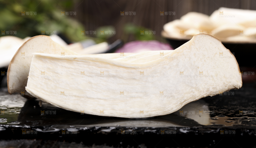 黑石板上的杏鲍菇