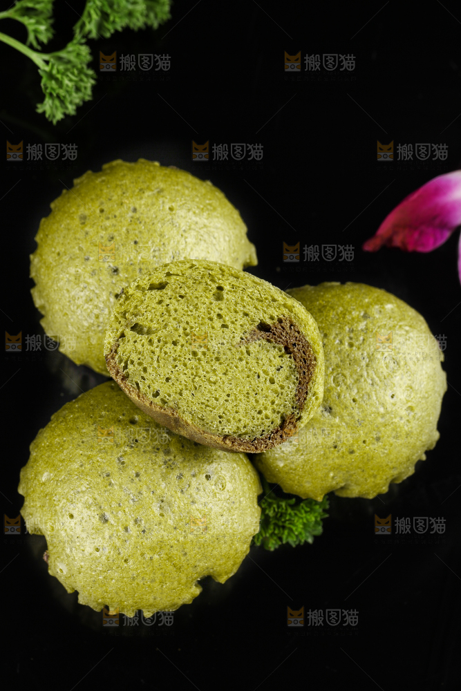 石板上放着抹茶巧克力马拉糕