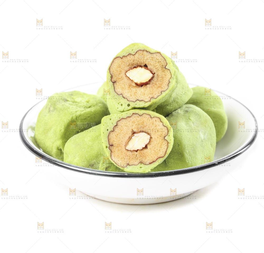 一碟抹茶味奶枣放在白底上