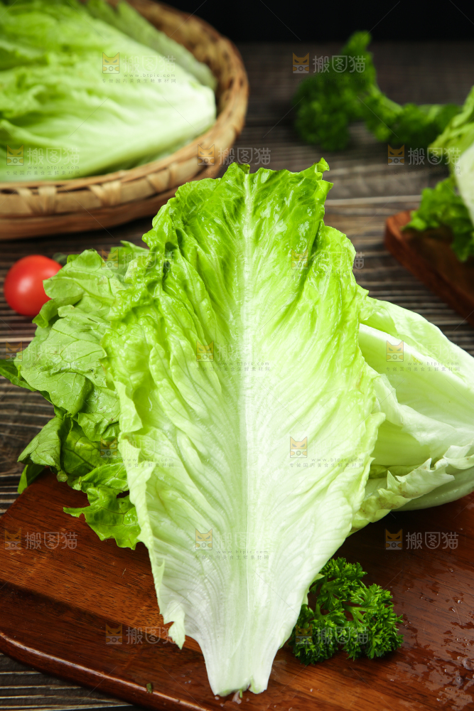 木板上放着新鲜生菜