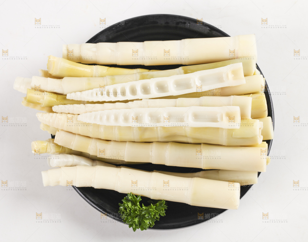 盘子里装着笋尖