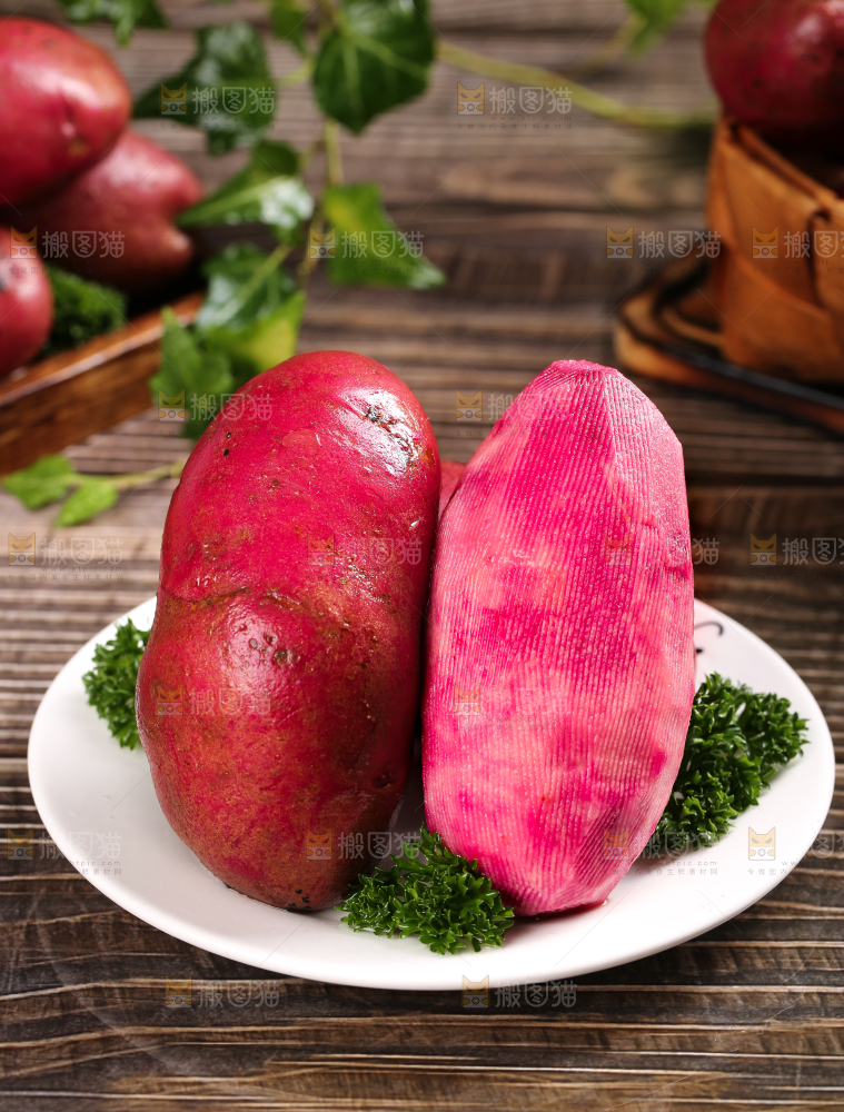 盘子里装着新鲜红土豆