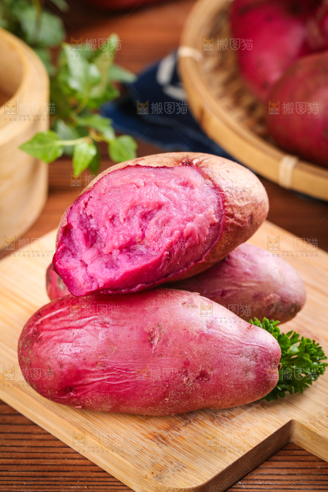 木板上摆放着花青素红土豆