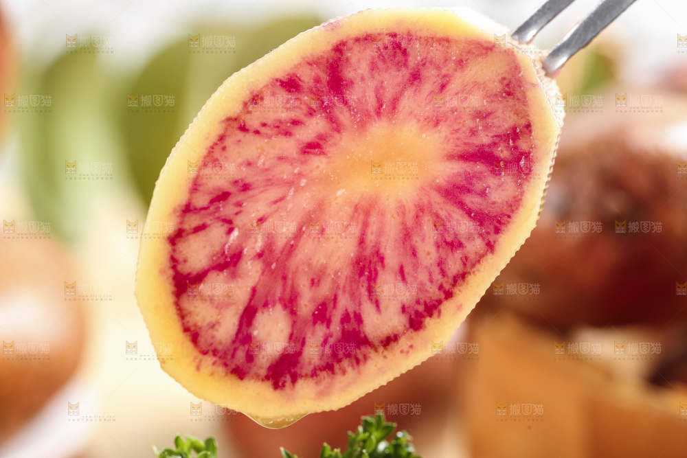 手里拿着彩色土豆