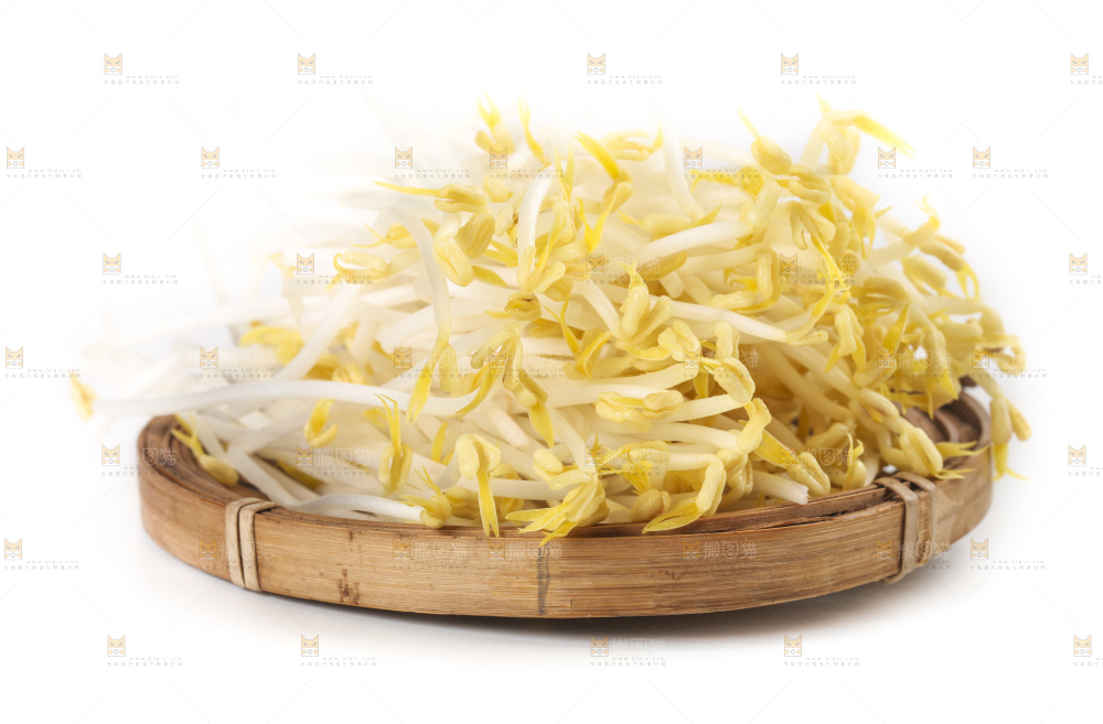 盘子里装着绿豆芽