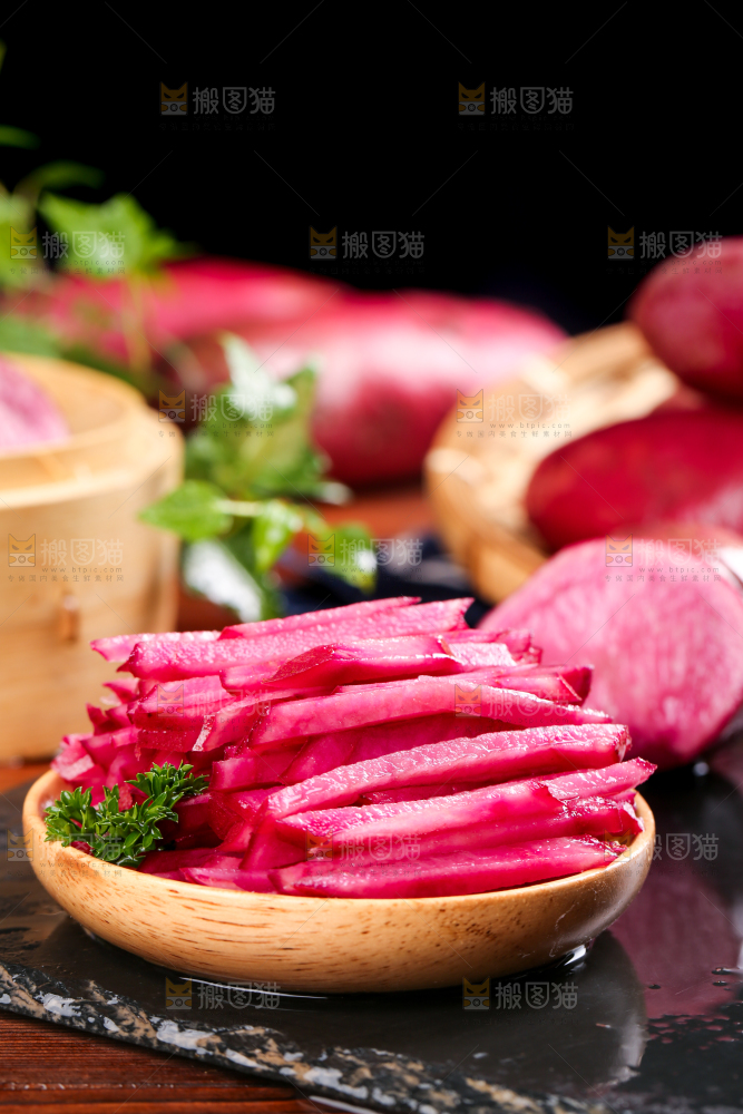 黑石板上放着红皮土豆