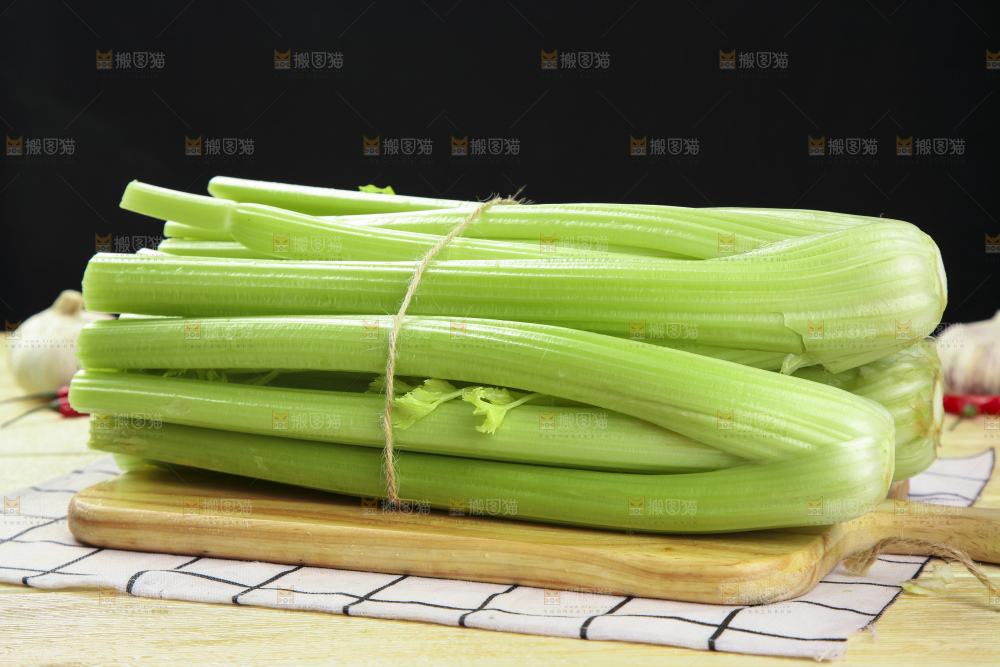 木板上的洋芹菜
