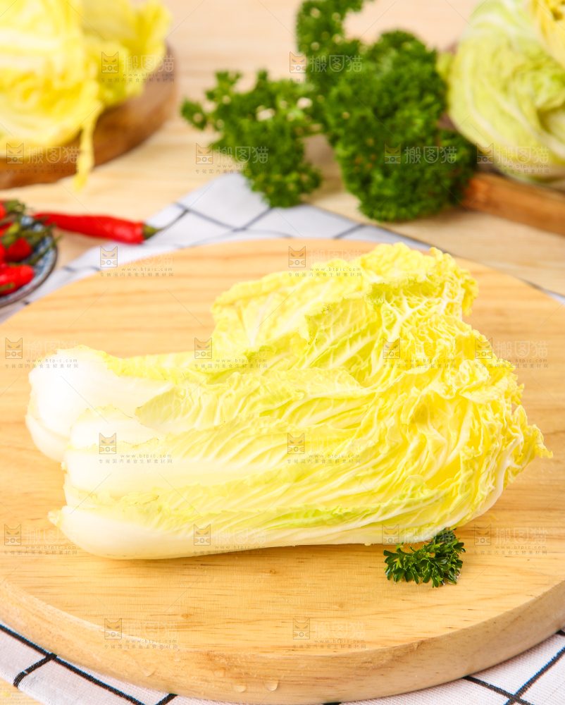 木板上放着高山娃娃菜