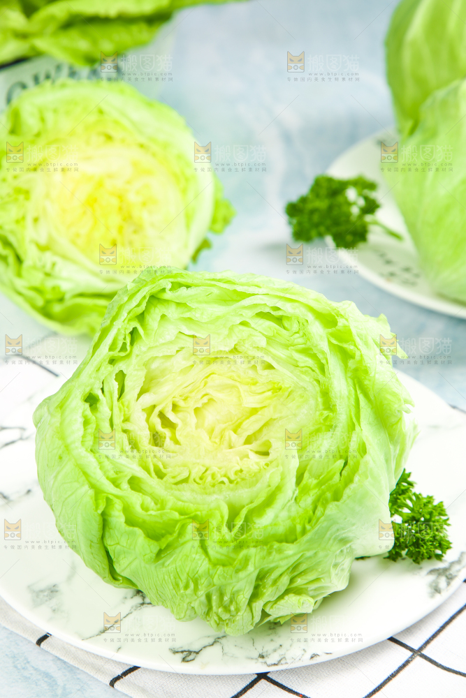盘子里装着球生菜