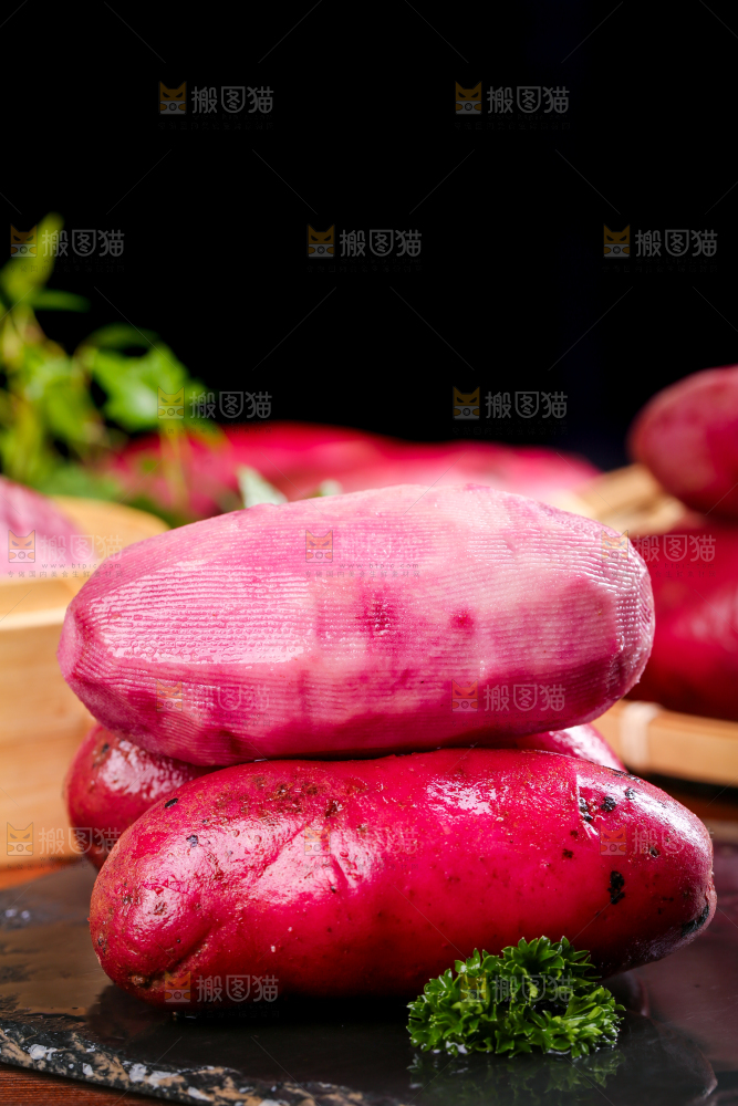 黑石板上放着红皮土豆