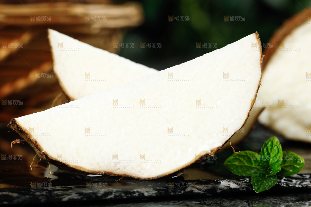 石板上的新鲜山药