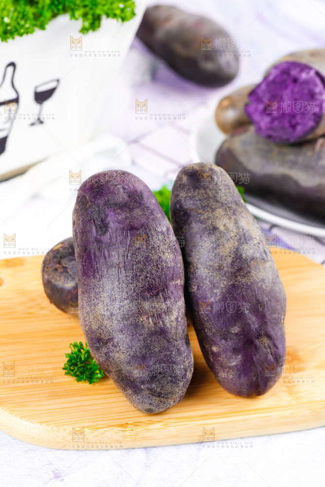 木板上的黑皮紫心土豆